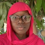 Ragazza nigeriana trasforma rifiuti agricoli in assorbenti biodegradabili per un futuro sostenibile.