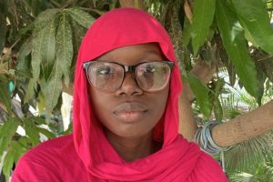 Ragazza nigeriana trasforma rifiuti agricoli in assorbenti biodegradabili per un futuro sostenibile.