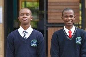 Giovani innovatori in Kenya trasformano rifiuti agricoli in un efficace filtro per gas di scarico.