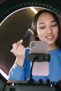 Cosa gli studenti di estetica sanno che TikTok sulla skincare ignora.