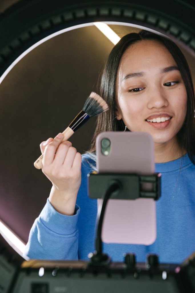 Certificazione trucco: corsi, costi e formazione indispensabile per diventare un esperto makeup artist.