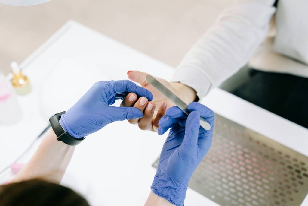 Rinforza le unghie deboli: scopri 6 trattamenti efficaci per una manicure perfetta.