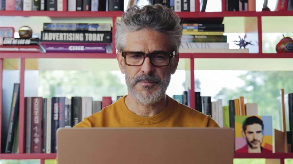 Cannes 79: Almodóvar riflette su cinema e identità in un evento indimenticabile.