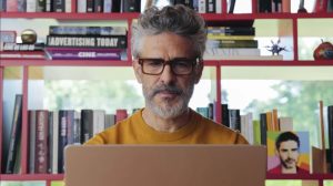 Cannes 79: Almodóvar riflette su cinema e identità in un evento indimenticabile.