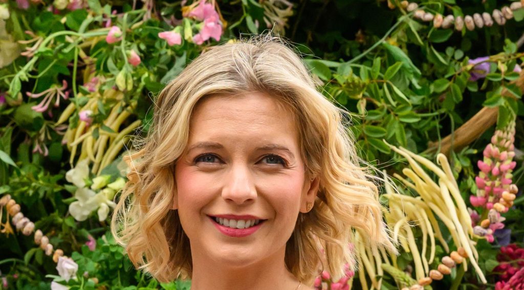 Rachel Riley brilla in un mini dress verde menta e tacchi argento per eventi speciali.