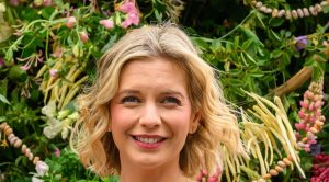 Rachel Riley brilla in un mini dress verde menta e tacchi argento per eventi speciali.