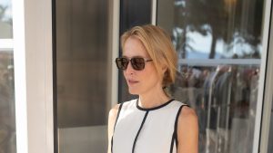 Gillian Anderson brilla in un elegante abito ME+EM, esempio di stile monocromatico senza tempo.