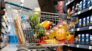 Risparmia e fai scelte sane con il metodo 5-4-3-2-1 per la tua spesa.