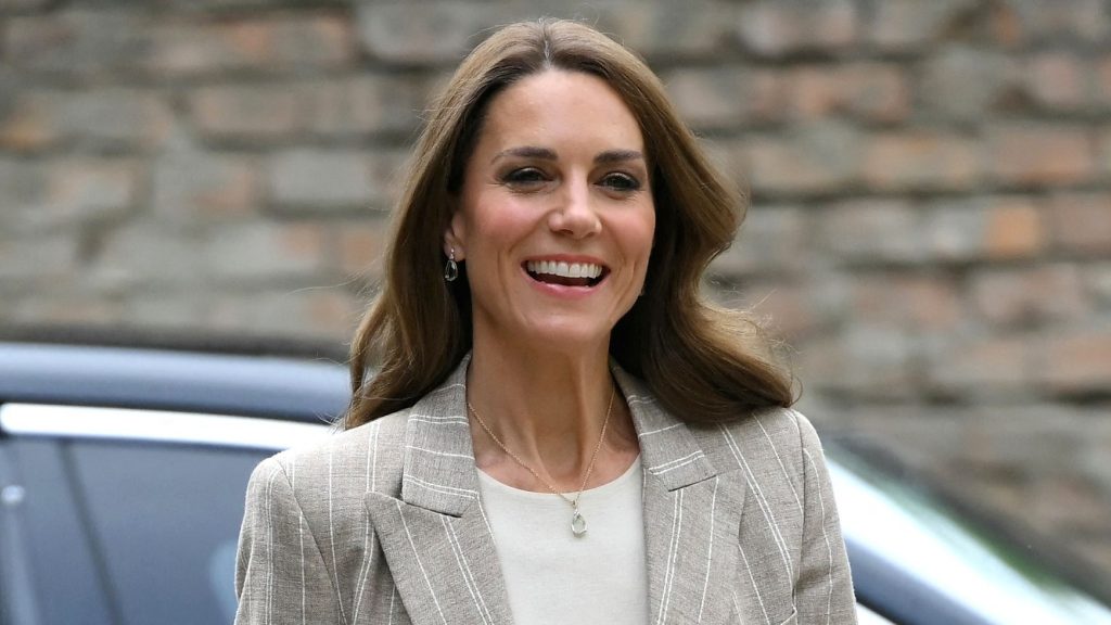 Kate Middleton: stile estivo con scarpe comode, gonna plissettata e t-shirt bianca in Italia.