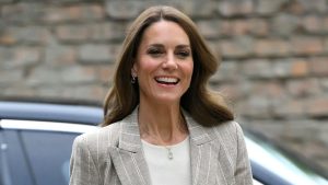 Kate Middleton: stile estivo con scarpe comode, gonna plissettata e t-shirt bianca in Italia.