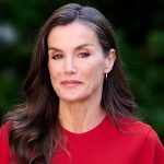 Il look affascinante di Queen Letizia: abito rosso pomodoro e scarpe comode per ispirarci.