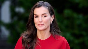 Il look affascinante di Queen Letizia: abito rosso pomodoro e scarpe comode per ispirarci.