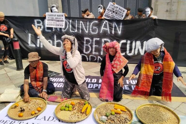 Rabbia per la rinascita del controverso progetto minerario in Indonesia.