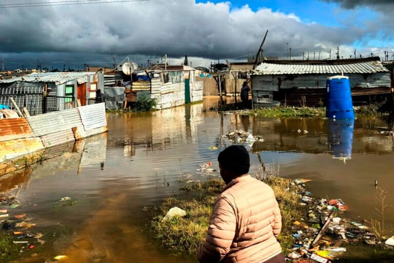 Il Sudafrica dichiara stato di calamità: allagamenti causano almeno 10 morti.
