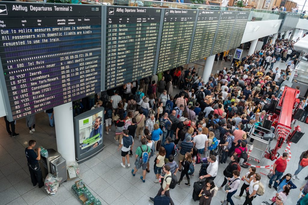 Aeroporto di Monaco riapre dopo chiusura per avvistamento drone, traffico aereo ripristinato.