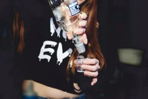 Giovani e alcol: educazione alla moderazione per prevenire aggressività e malattie mentali.