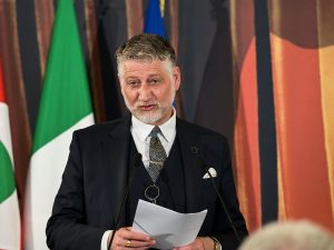 Giuli licenzia due dirigenti del Ministero della Cultura: nuova era per il settore culturale.