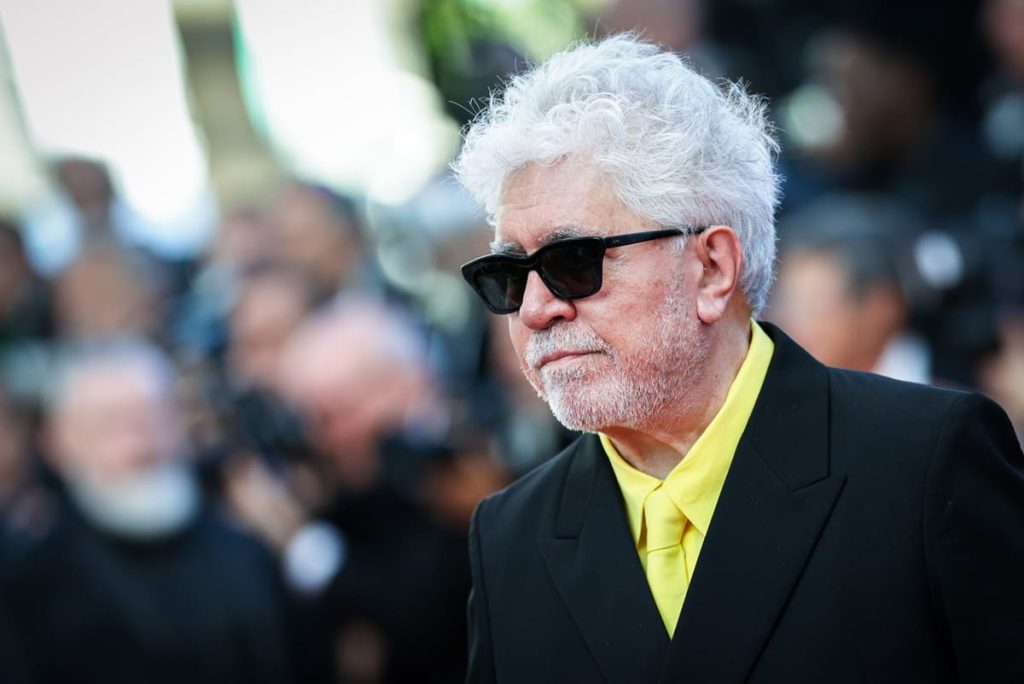 Almodóvar incanta Cannes 79 con “Amarga Navidad”: vita e cinema in scena