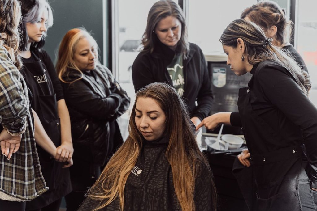 Cosa si apprende davvero nella scuola di cosmetologia? Scopri le competenze chiave.
