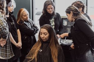 Cosa si apprende davvero nella scuola di cosmetologia? Scopri le competenze chiave.
