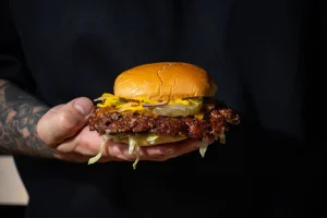Smash burger e nuovo fast food: quando la qualità diventa spettacolo
