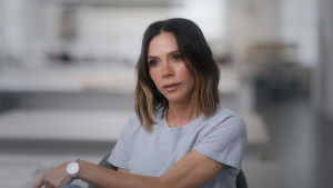 Scopri i dettagli che trasformano una t-shirt in un capo imperdibile secondo Victoria Beckham.
