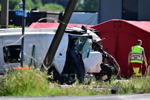 Tragedia in Belgio: scontro tra treno e scuolabus, 4 morti, inclusi 2 adolescenti.
