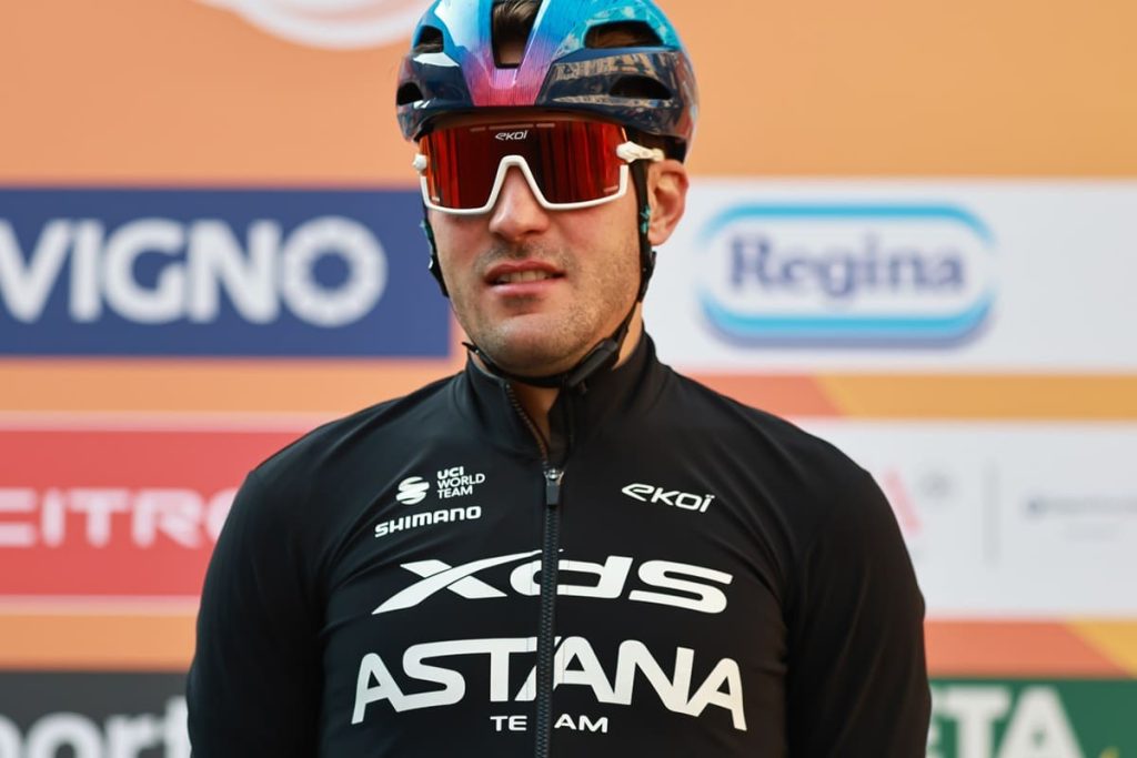 Alberto Bettiol vince a Verbania, Eulalio mantiene la maglia rosa al Giro d’Italia.