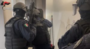 Operazione anti-crimine: 19 arresti ad Aprilia per traffico di droga, armi ed estorsione.