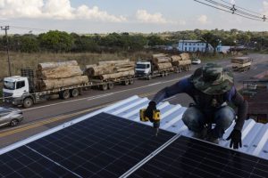 Installazione solare e deforestazione in Amazzonia: foto della settimana mostra il conflitto ambientale.