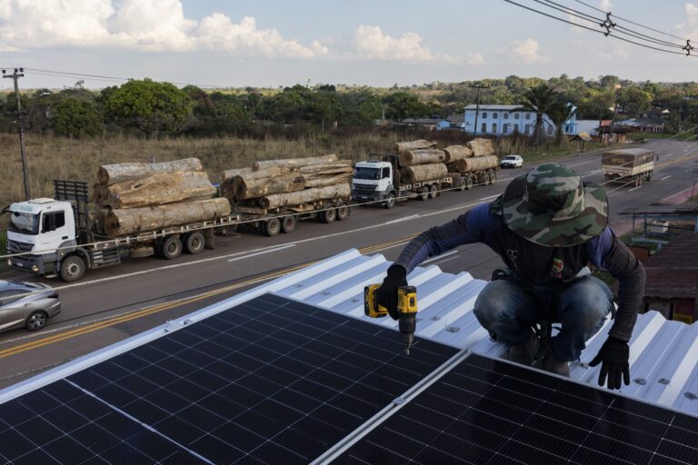 Installazione solare e deforestazione in Amazzonia: foto della settimana mostra il conflitto ambientale.
