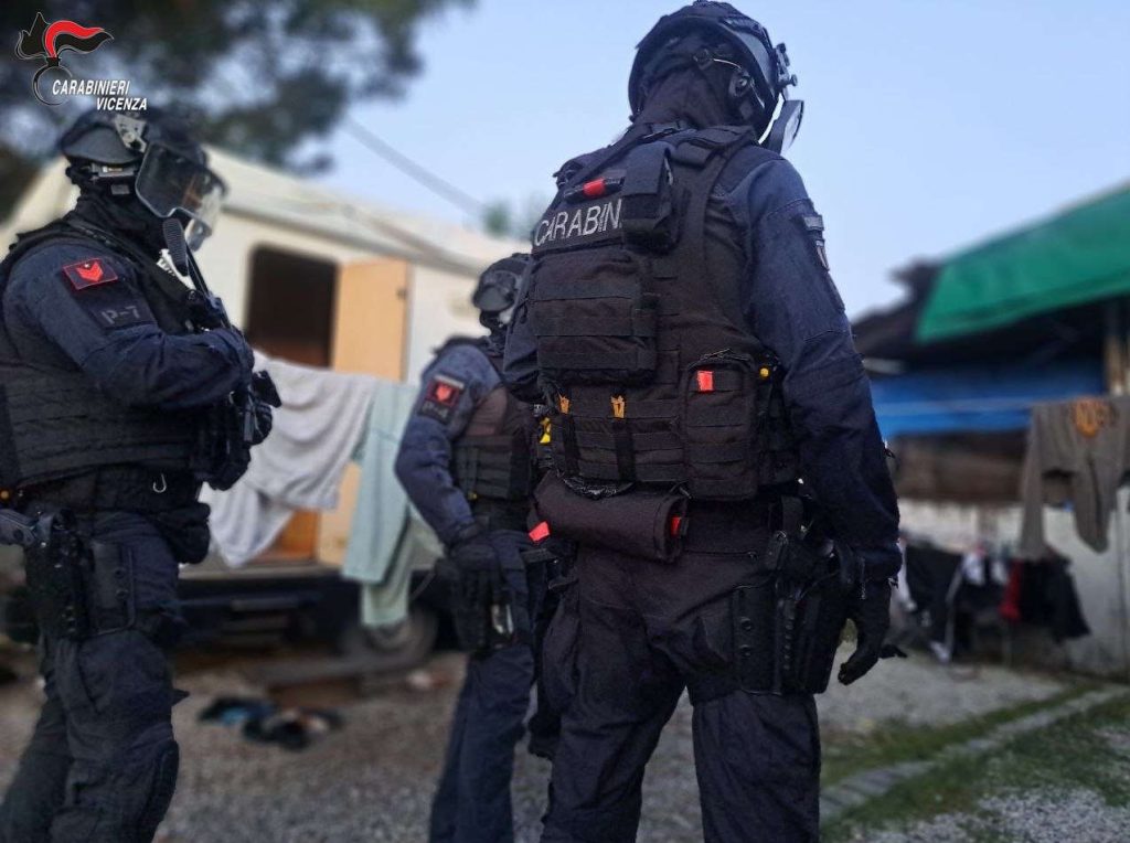 Blitz dei Carabinieri smantella banda di rapinatori tra Vicenza e Pisa: arresti e sequestri.