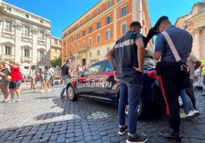 Furti a Roma: tre arresti e tre denunce nel centro storico. Maggiore sicurezza in città.