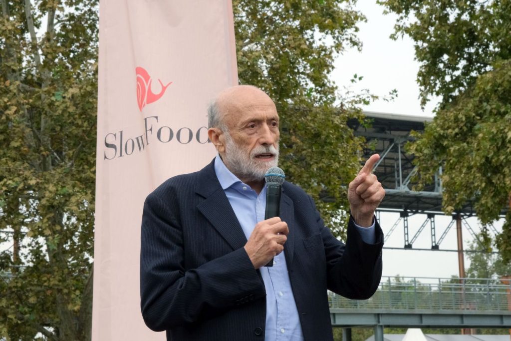 Addio a Carlo Petrini, fondatore di Slow Food, morto a 76 anni.
