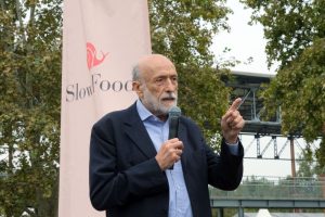 Addio a Carlo Petrini, fondatore di Slow Food, morto a 76 anni.