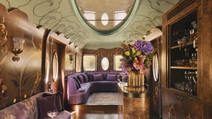 Scopri l’incantevole carrozza del British Pullman di Baz Luhrmann e Catherine Martin.