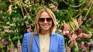 Kimberley Walsh rivitalizza i jeans a zampa con un blusa floreale Zara a soli 27,99£.