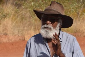 Elderly custodians codificano conoscenze tradizionali attraverso le songlines per prendersi cura della Terra.