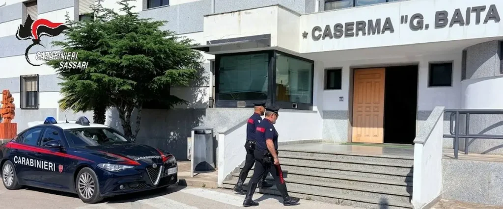 Rapine nella Riviera del Corallo: arrestato complice col volto coperto dalla maschera di Dalì