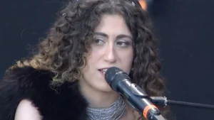 Delia interpreta Bella Ciao con testo modificato, scatenando vivace polemica: ecco perché