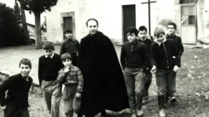 Don Milani: 103 anni dopo, il suo messaggio educativa è più attuale che mai.