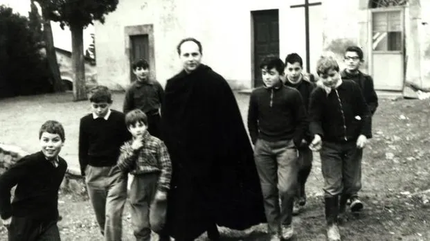 Don Milani: 103 anni dopo, il suo messaggio educativa è più attuale che mai.