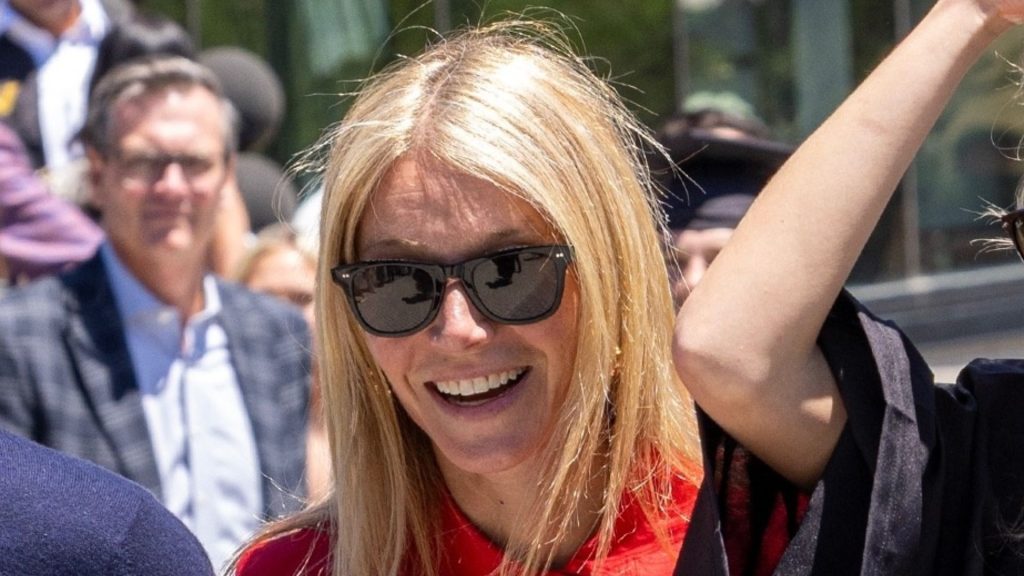 Gwyneth Paltrow abbina il rosso al blu cielo: un look inaspettatamente elegante.