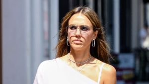 Jessica Alba riporta in vita i jeans a gamba larga con uno stile estivo anni ’90.