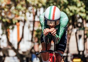 Filippo Ganna trionfa nella cronometro, conquista la decima tappa del Giro d’Italia.