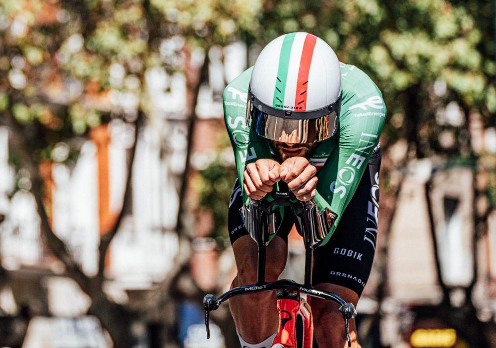 Filippo Ganna trionfa nella cronometro, conquista la decima tappa del Giro d’Italia.