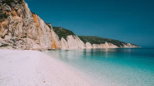 La spiaggia isolata di un’isola greca è stata proclamata la seconda migliore al mondo.