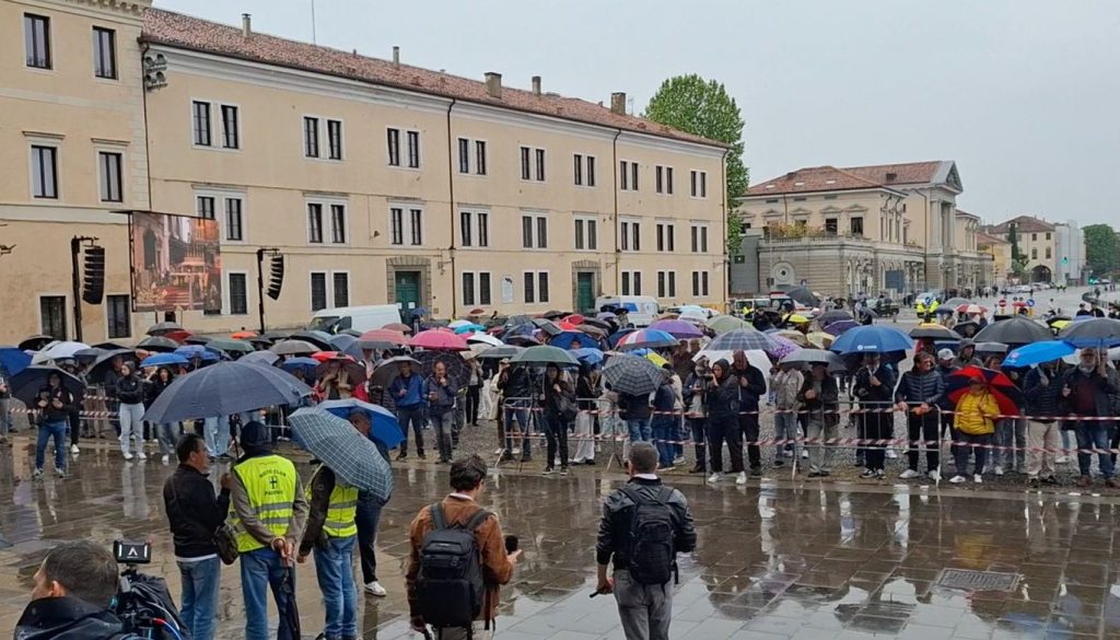Emozioni a Padova: l’addio a Alex Zanardi, la sua handbike sull’altare.