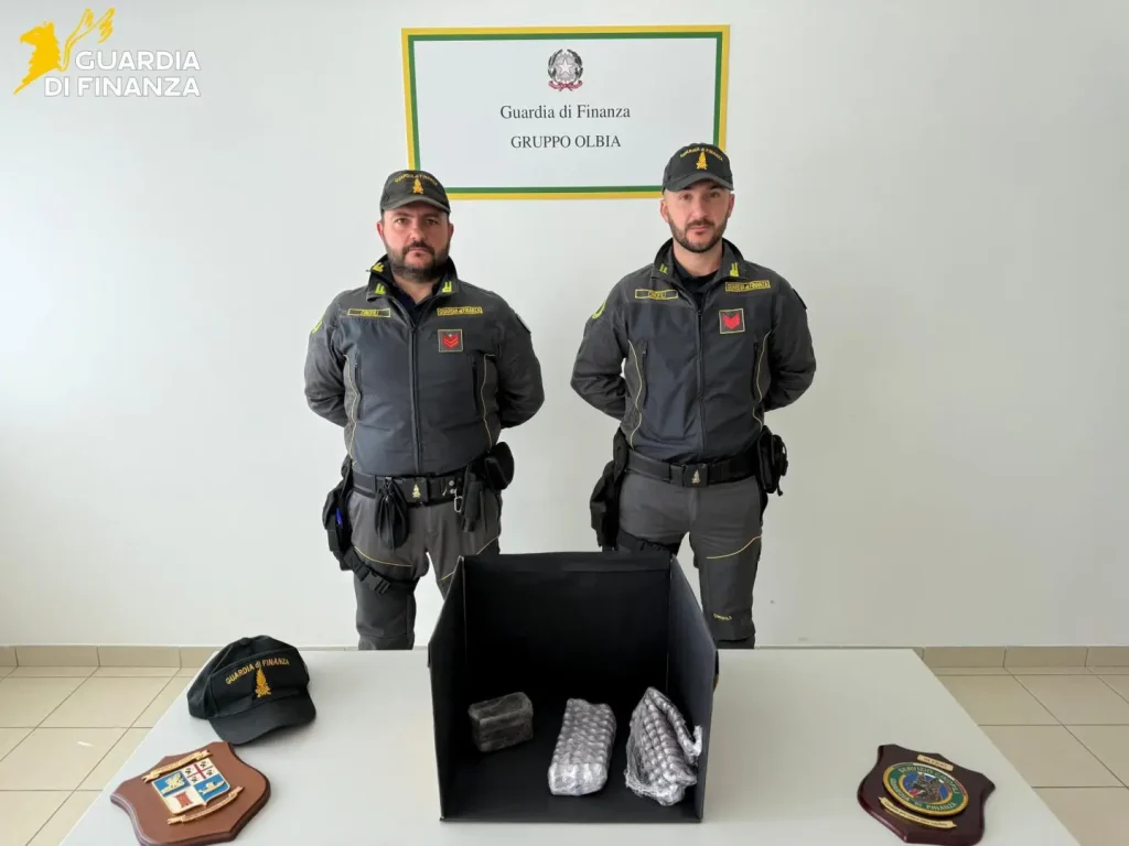 Corriere arrestato a Olbia con 1,5 kg di hashish in arrivo da Genova.