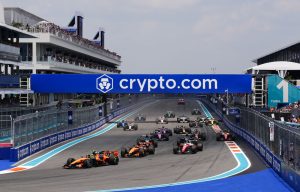 McLaren trionfa a Miami: Norris vince su Piastri, Leclerc sul podio, Hamilton settimo.